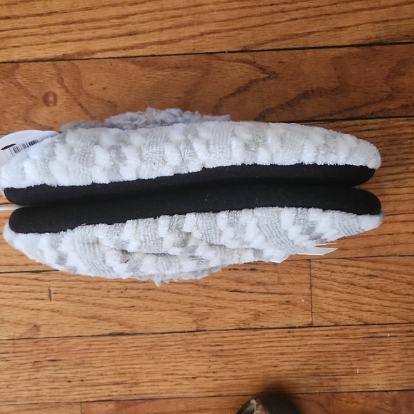 SLIPPER SOCKS FUZZY BABBA NWT - Picture 2 of 3